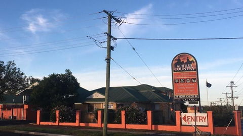 Across Country Motel & Svcd Apts - Your Accommodation 0