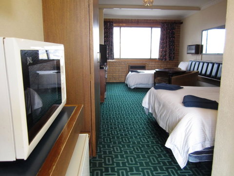 Canberra Lyneham Motor Inn - Your Accommodation 6