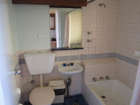 Canberra Lyneham Motor Inn - Your Accommodation 9