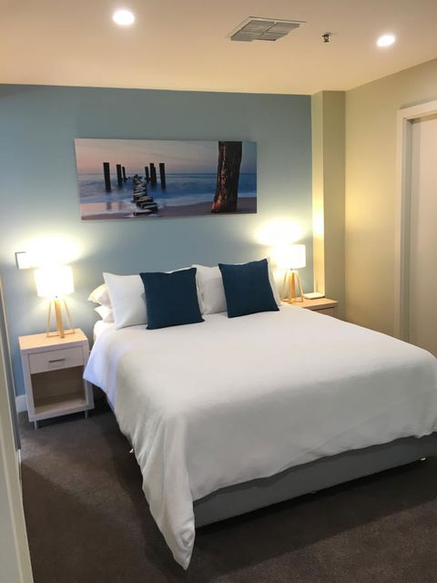 Beachside Luxury Apartments One & Two Bedroom In Beachfront Oaks Pier Building - Your Accommodation 23