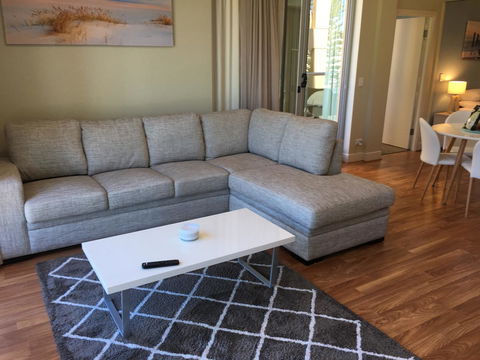 Beachside Luxury Apartments One & Two Bedroom In Beachfront Oaks Pier Building - Your Accommodation 20