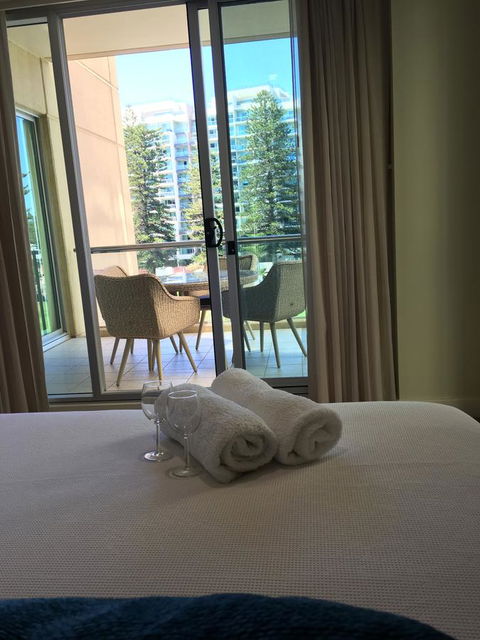 Beachside Luxury Apartments One & Two Bedroom In Beachfront Oaks Pier Building - Your Accommodation 24