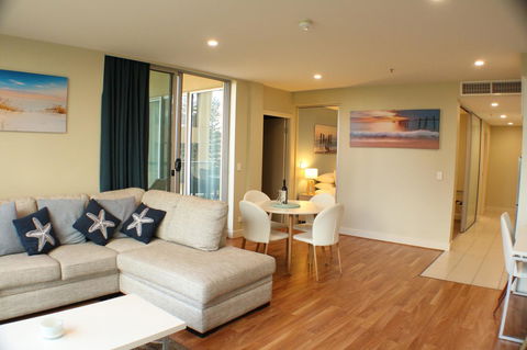 Beachside Luxury Apartments One & Two Bedroom In Beachfront Oaks Pier Building - Your Accommodation 4