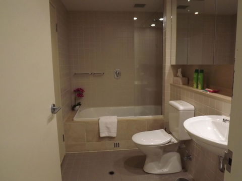 Beachside Luxury Apartments One & Two Bedroom In Beachfront Oaks Pier Building - Your Accommodation 1