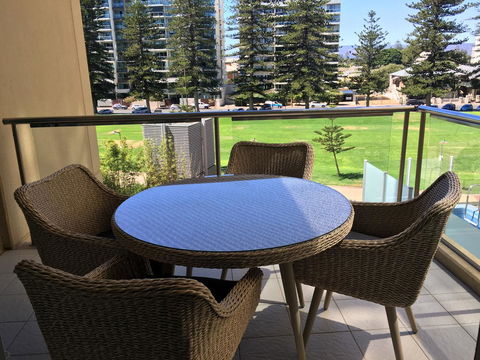 Beachside Luxury Apartments One & Two Bedroom In Beachfront Oaks Pier Building - Your Accommodation 25