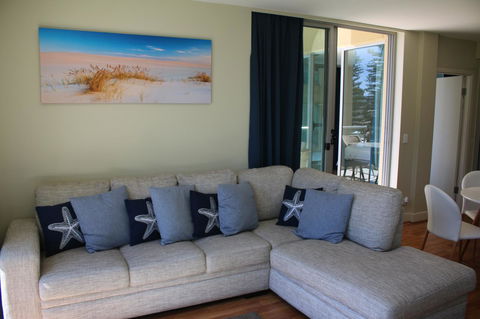 Beachside Luxury Apartments One & Two Bedroom In Beachfront Oaks Pier Building - Your Accommodation 11