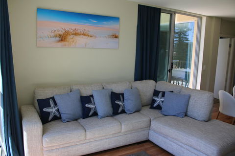 Beachside Luxury Apartments One & Two Bedroom In Beachfront Oaks Pier Building - Your Accommodation 14