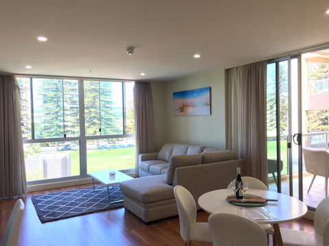 Beachside Luxury Apartments One & Two Bedroom In Beachfront Oaks Pier Building - Your Accommodation 3