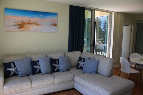 Beachside Luxury Apartments One & Two Bedroom In Beachfront Oaks Pier Building - Your Accommodation 12