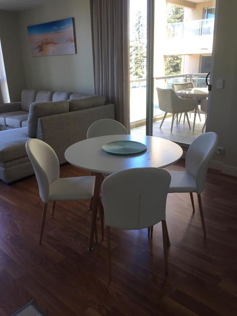 Beachside Luxury Apartments One & Two Bedroom In Beachfront Oaks Pier Building - Your Accommodation 18