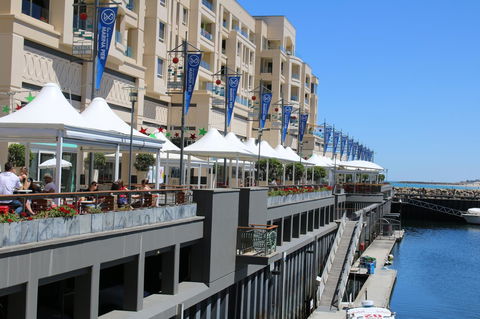 Beachside Luxury Apartments One & Two Bedroom In Beachfront Oaks Pier Building - Your Accommodation 13