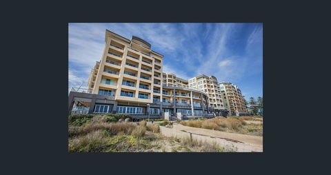 Beachside Luxury Apartments One & Two Bedroom In Beachfront Oaks Pier Building - Your Accommodation 2