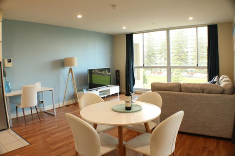 Beachside Luxury Apartments One & Two Bedroom In Beachfront Oaks Pier Building - Your Accommodation 0