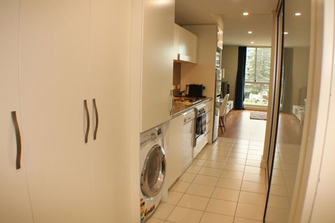 Beachside Luxury Apartments One & Two Bedroom In Beachfront Oaks Pier Building - Your Accommodation 7