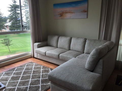 Beachside Luxury Apartments One & Two Bedroom In Beachfront Oaks Pier Building - Your Accommodation 16