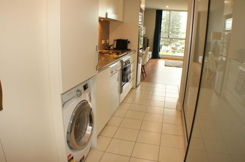 Beachside Luxury Apartments One & Two Bedroom In Beachfront Oaks Pier Building - Your Accommodation 6