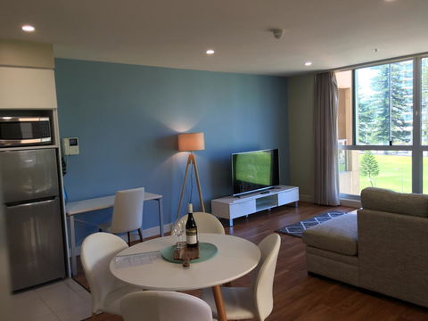 Beachside Luxury Apartments One & Two Bedroom In Beachfront Oaks Pier Building - Your Accommodation 19