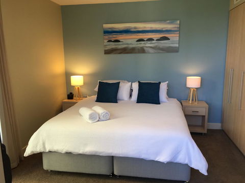 Beachside Luxury Apartments One & Two Bedroom In Beachfront Oaks Pier Building - Your Accommodation 22