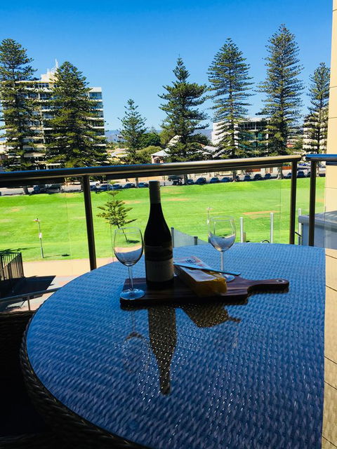 Beachside Luxury Apartments One & Two Bedroom In Beachfront Oaks Pier Building - Your Accommodation 26