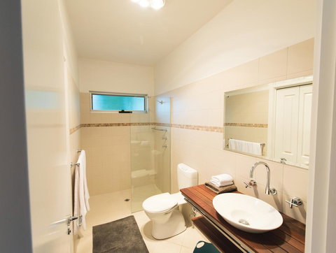 S T U D I O 22 Peaceful Retreat With Garden Views - Your Accommodation 6