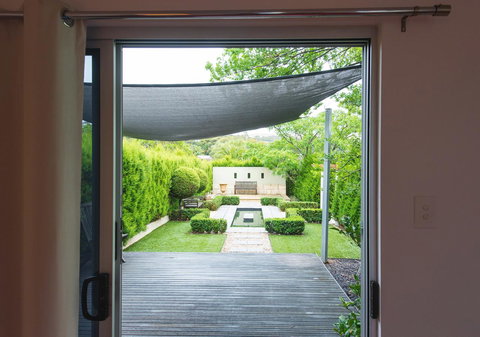 S T U D I O 22 Peaceful Retreat With Garden Views - Your Accommodation 12