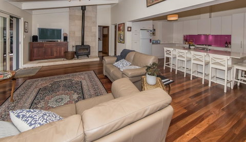 The Tudor House - Your Accommodation 5