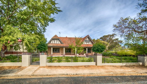 The Tudor House - Your Accommodation 21