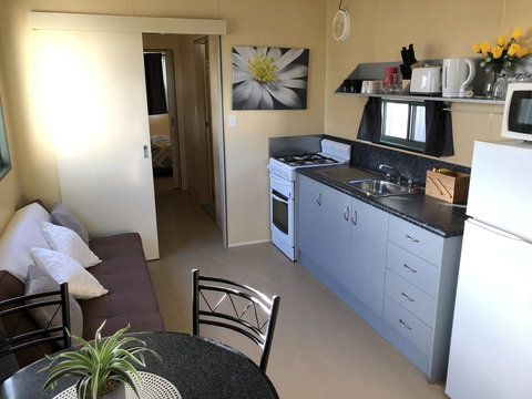 Rocks Retreat Cabin - Dolphin - Your Accommodation 6