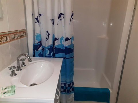 Rocks Retreat Cabin - Dolphin - Your Accommodation 9