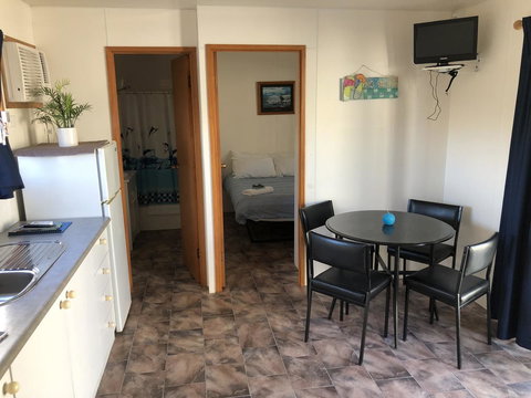 Rocks Retreat Cabin - Dolphin - Your Accommodation 4