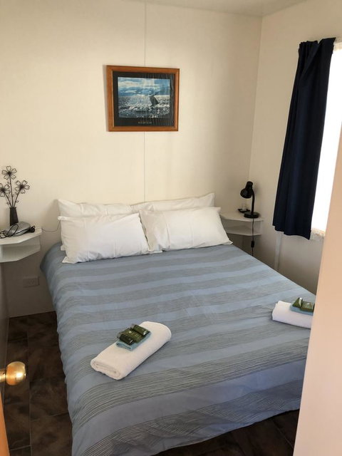 Rocks Retreat Cabin - Dolphin - Your Accommodation 5