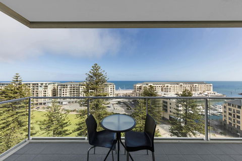 Oaks Glenelg Liberty Suites - Your Accommodation 11