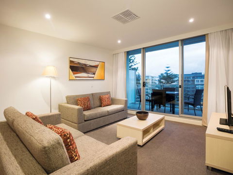Oaks Glenelg Liberty Suites - Your Accommodation 16