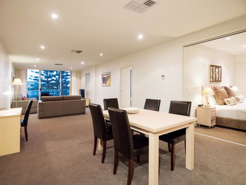 Oaks Glenelg Liberty Suites - Your Accommodation 24