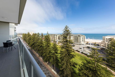 Oaks Glenelg Liberty Suites - Your Accommodation 13
