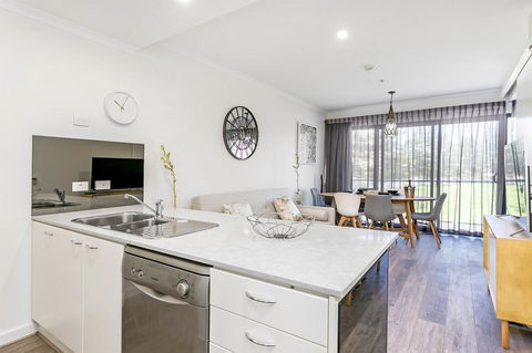 Heart Of Glenelg BnB - Your Accommodation 5