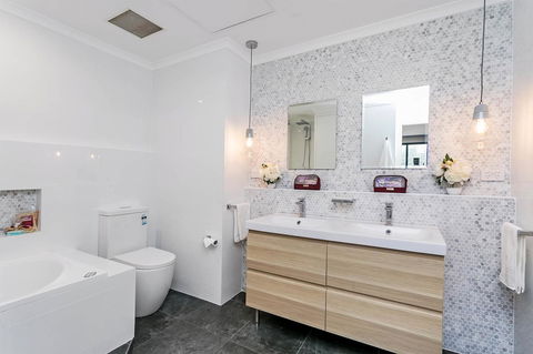 Heart Of Glenelg BnB - Your Accommodation 3