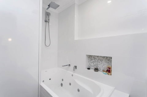 Heart Of Glenelg BnB - Your Accommodation 4