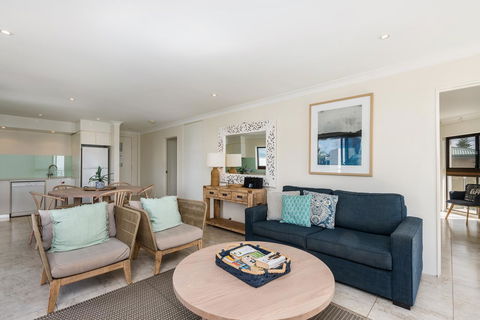Bayview Beachfront Apartments, In Town Right On The Beach - Your Accommodation 32