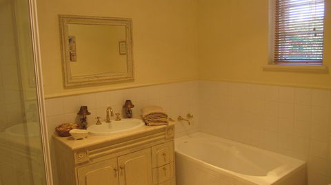 Gainsborough Cottage - Your Accommodation 6