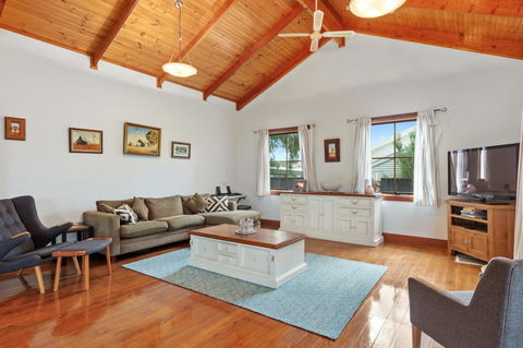The Log Cabin - 47 Jetty Road - Your Accommodation 4
