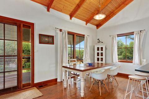 The Log Cabin - 47 Jetty Road - Your Accommodation 5