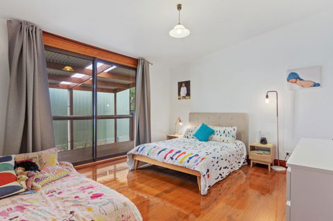 The Log Cabin - 47 Jetty Road - Your Accommodation 11