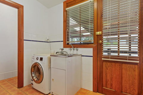 The Log Cabin - 47 Jetty Road - Your Accommodation 7