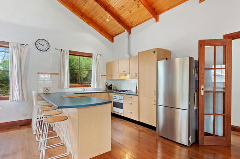 The Log Cabin - 47 Jetty Road - Your Accommodation 10