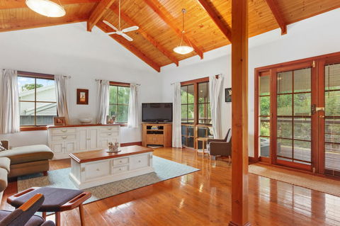 The Log Cabin - 47 Jetty Road - Your Accommodation 1