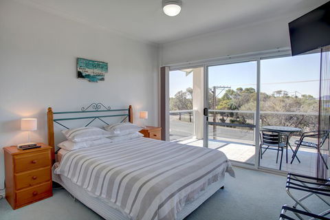 Bay Bliss - Your Accommodation 12