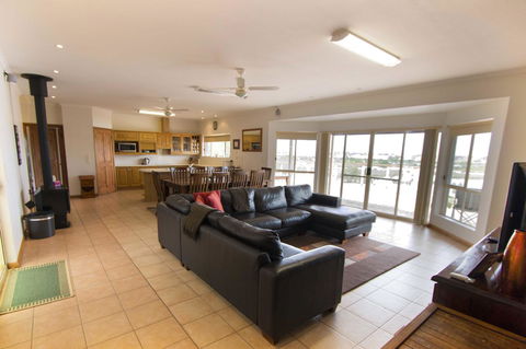 Limestone Ridge - Your Accommodation 4