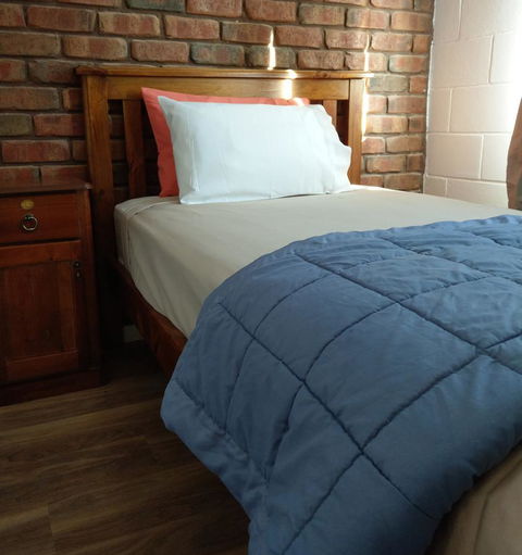 Desert Gum Retreat Gough St - Your Accommodation 11