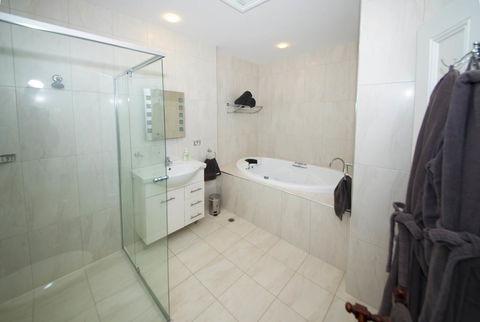 Yankalilla Bay Homestead - Your Accommodation 8